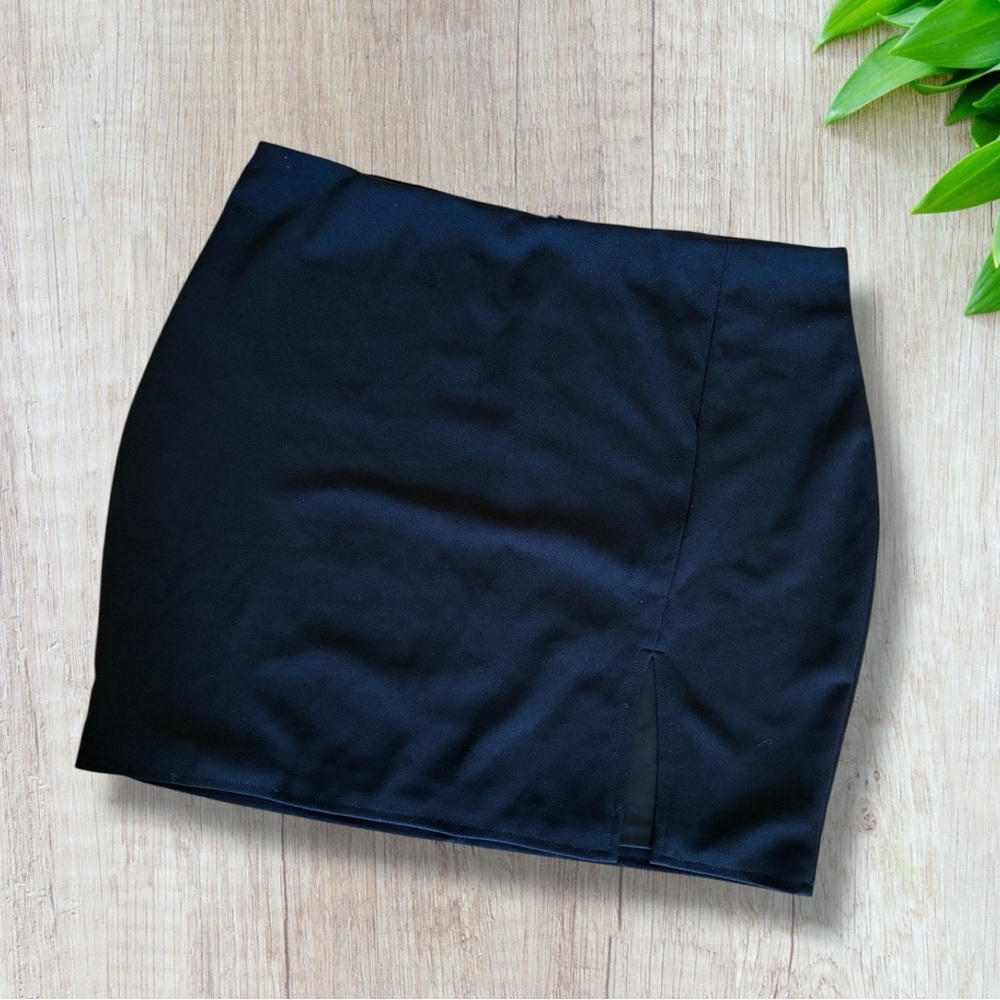 Black Mini Skirt Zipper Closure Stretchy Material Size M